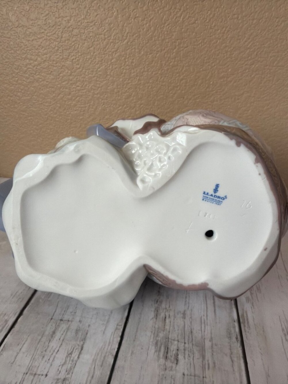 Lladró "Southern Charm" Damita con Flores Porcelain Figurine 5700 in Box w/FLAWS - Picture 3 of 16